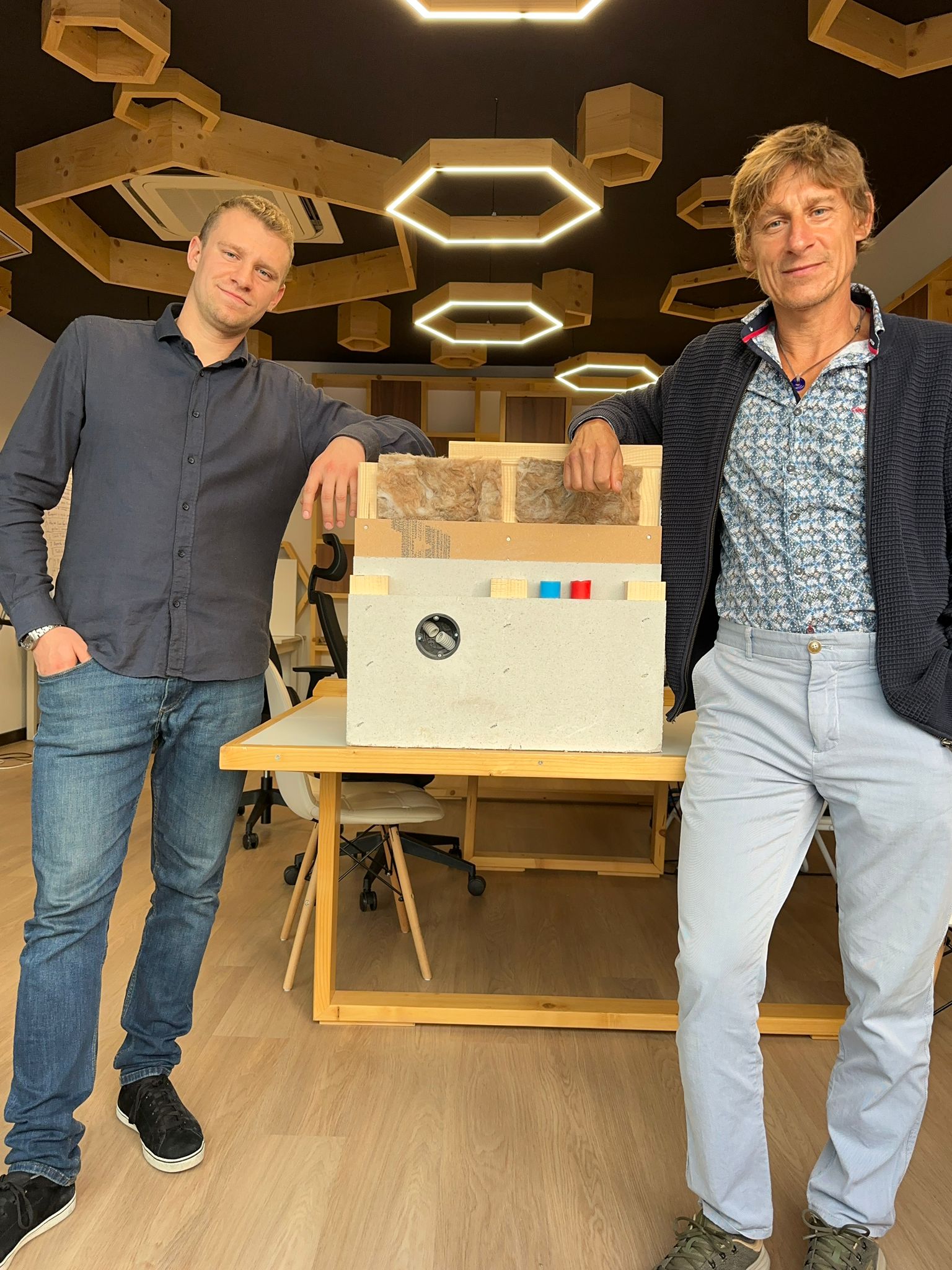 Conócenos. Bartek y Adrian. EconHause